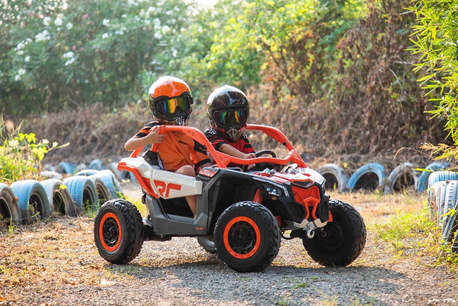 Dětská elektrická buggy Can-Am Maverick X RS Turbo RR 2024: ĎÁBEL MEZI AUTÍČKY