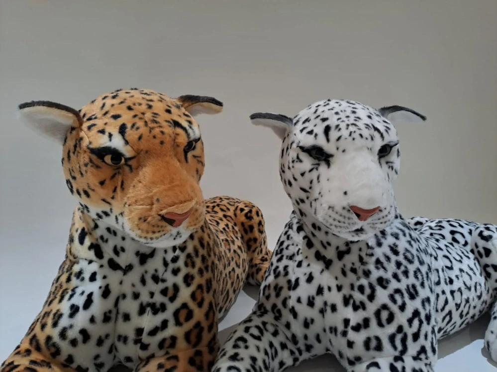 Plyšový ležící leopard