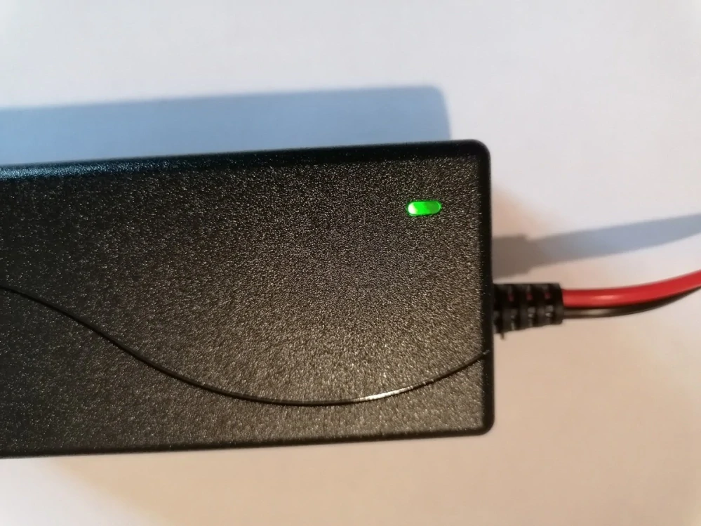 Adapter pro nabíjení dětských elektrických vozítek 24 V/800mAh s Jackem a kontrolkou