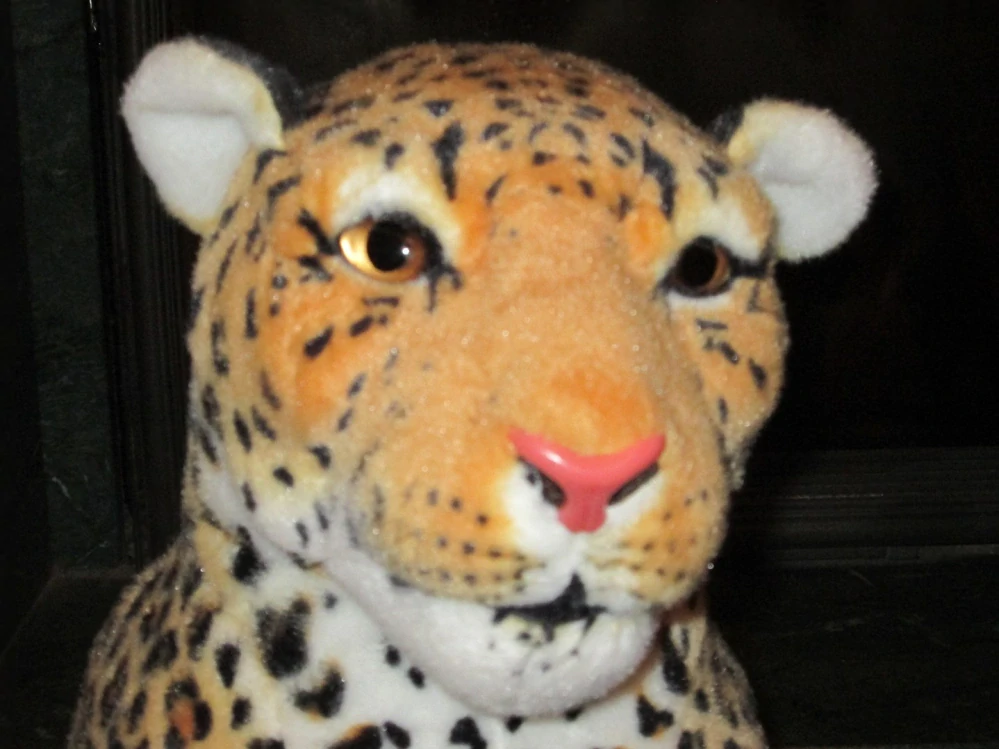 Plyšový leopard sedící