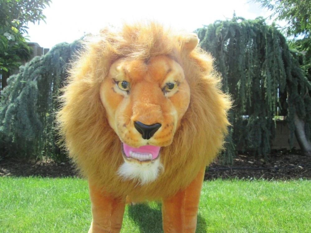 Plyšový stojící lev