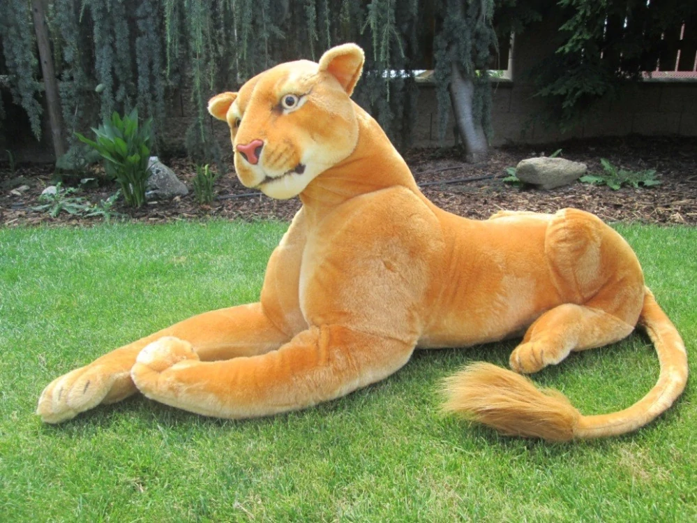 Plyšová ležící lvice