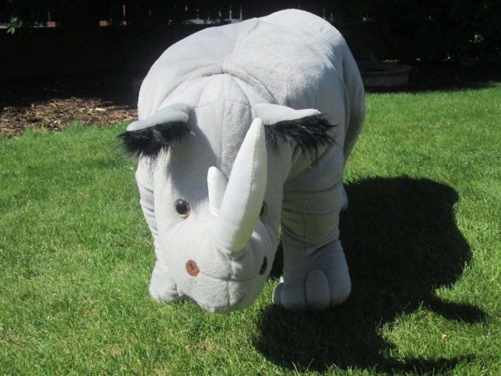 Plyšový nosorožec stojící