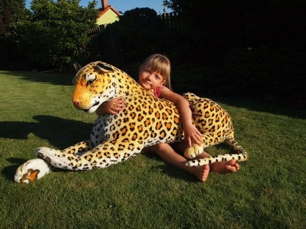 Plyšový ležící leopard