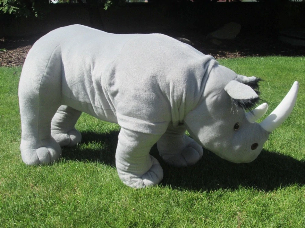Plyšový nosorožec stojící